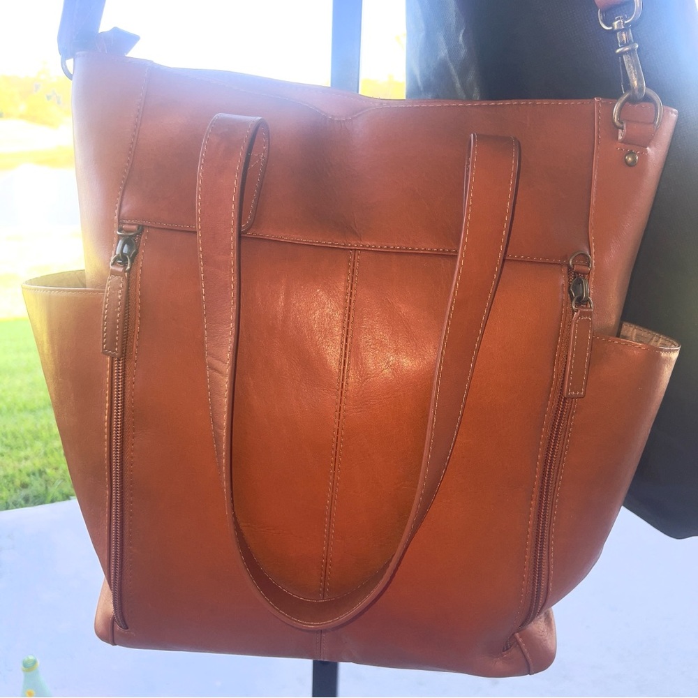 Great leather bag, LOTS of storage including concealed carry compartment.